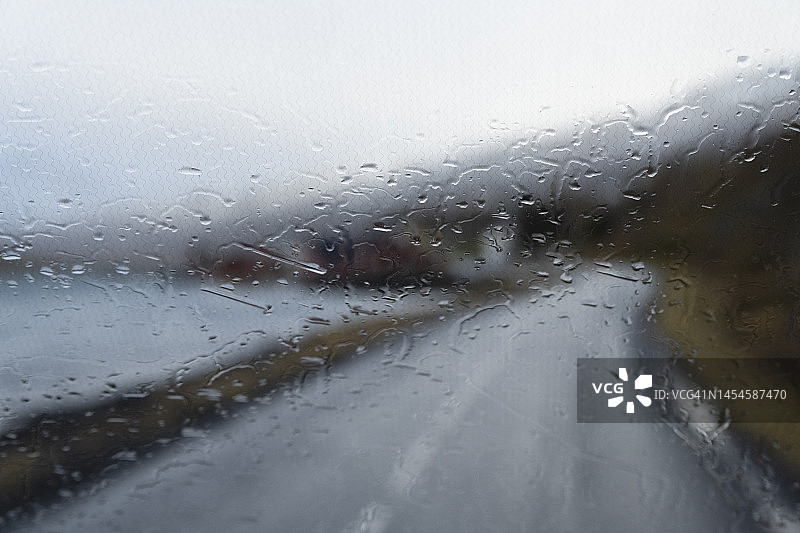 埃斯基峡湾的雨天公路，从车窗望出去图片素材