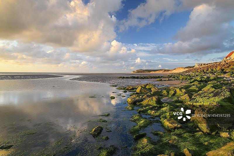法国奥帕尔海岸布朗角的维桑海滩，傍晚时分图片素材