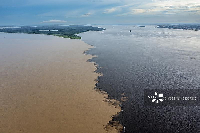 巴西马瑙斯，内格罗河亚马逊河交汇图片素材