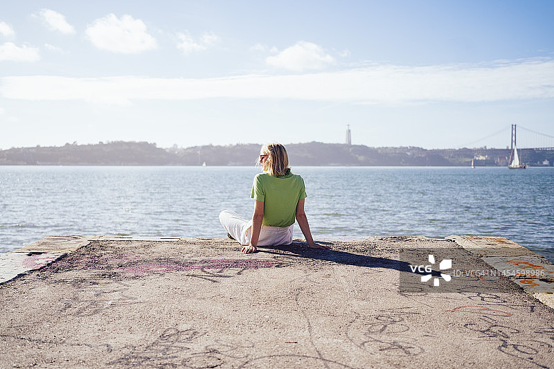 千禧一代女性欣赏风景图片素材
