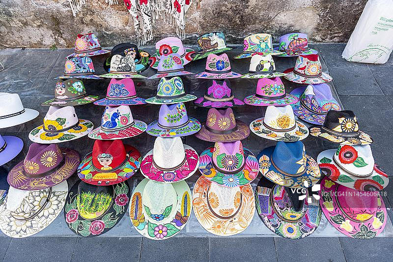 墨西哥库埃纳瓦卡的彩色帽子图片素材