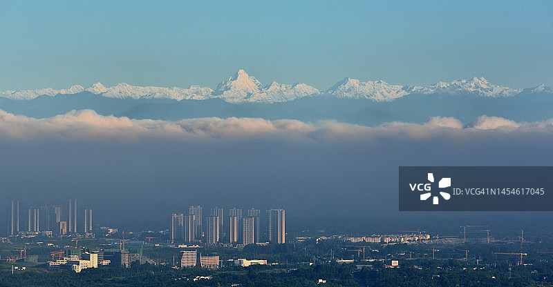 俯瞰成都的雪山和城市景观图片素材