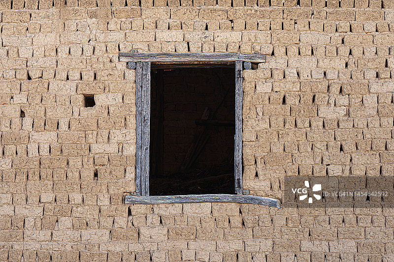 带空窗户的土坯泥砖墙图片素材