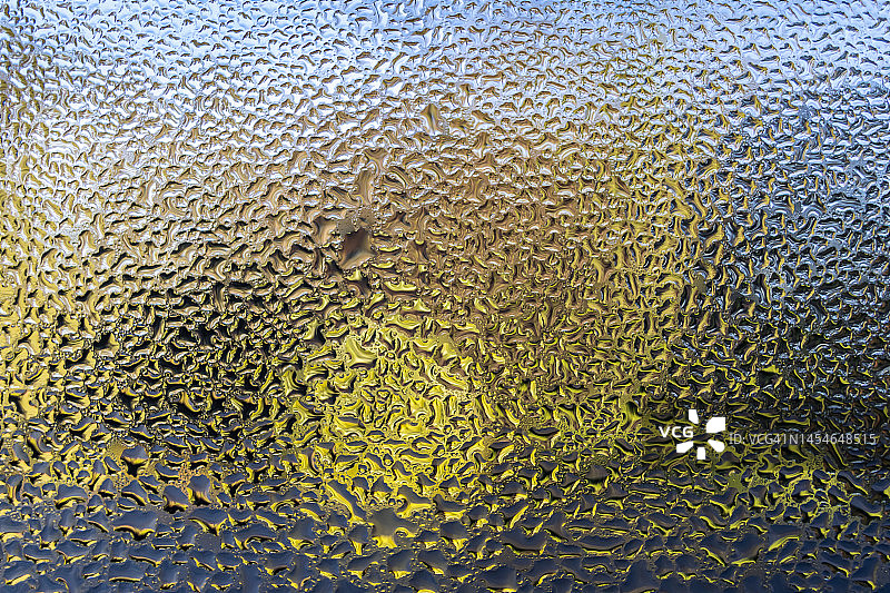 窗户上的冷凝水滴图片素材