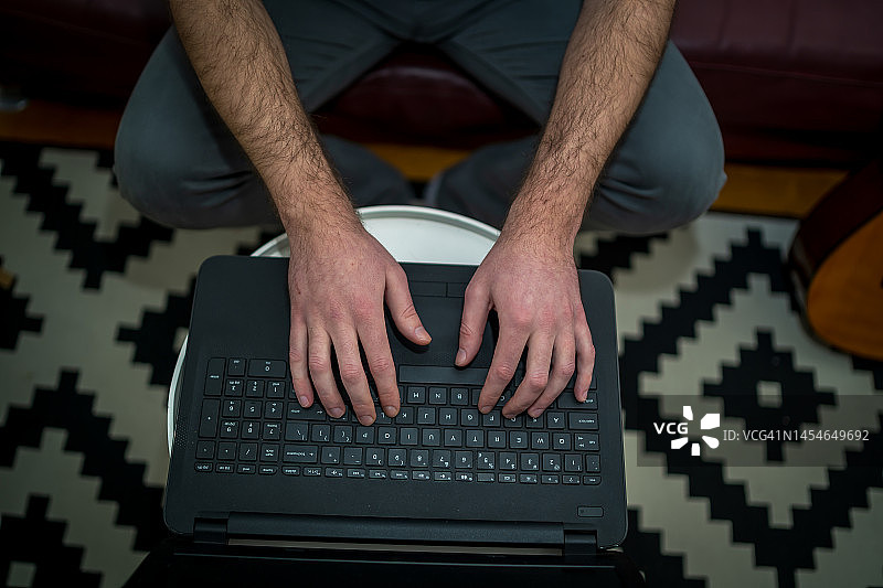 笔记本电脑特写打字图片素材