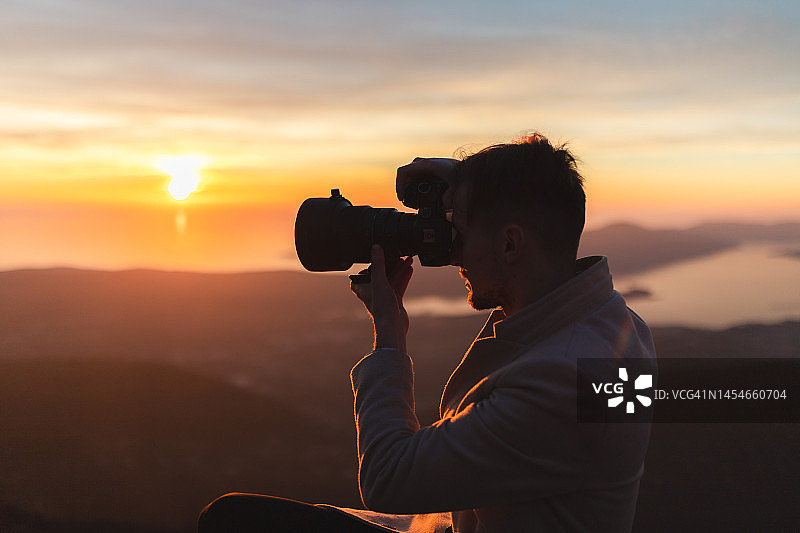 日出/日落时分男性摄影师拍照的剪影图片素材