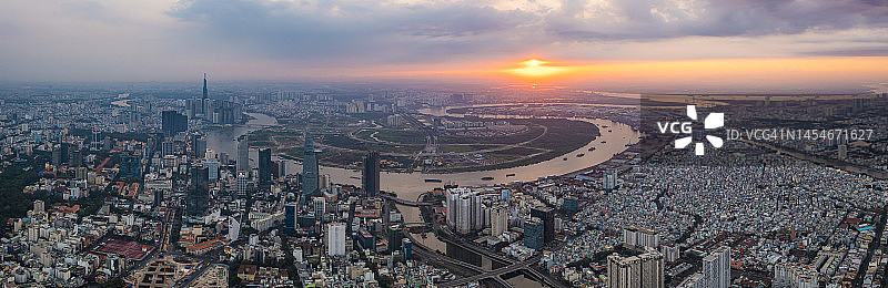 日出时分的胡志明市航拍景观与西贡河图片素材