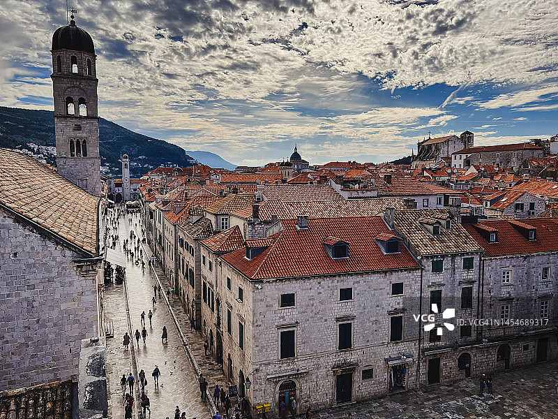 克罗地亚杜布罗夫尼克的Stradun大街和瓦片屋顶图片素材