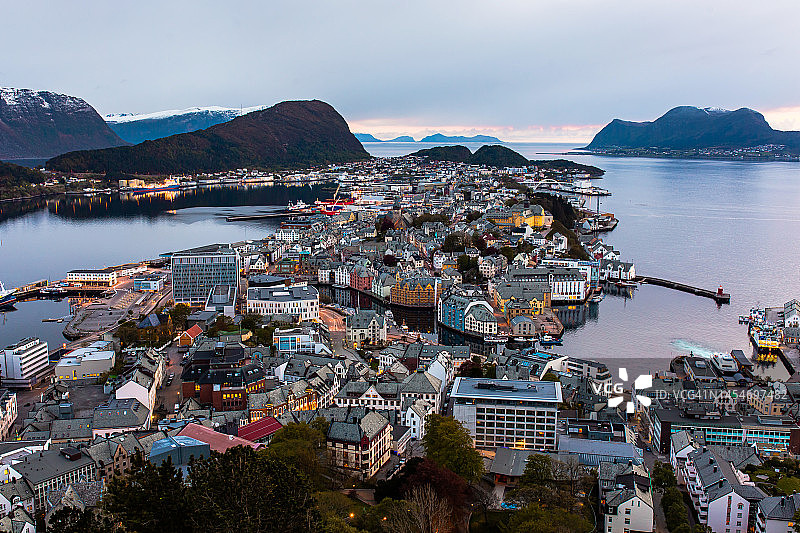 挪威奥勒松市的傍晚照片图片素材