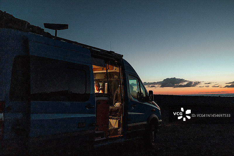 独自在富埃特文图拉岛沙漠中享受房车生活的女子图片素材