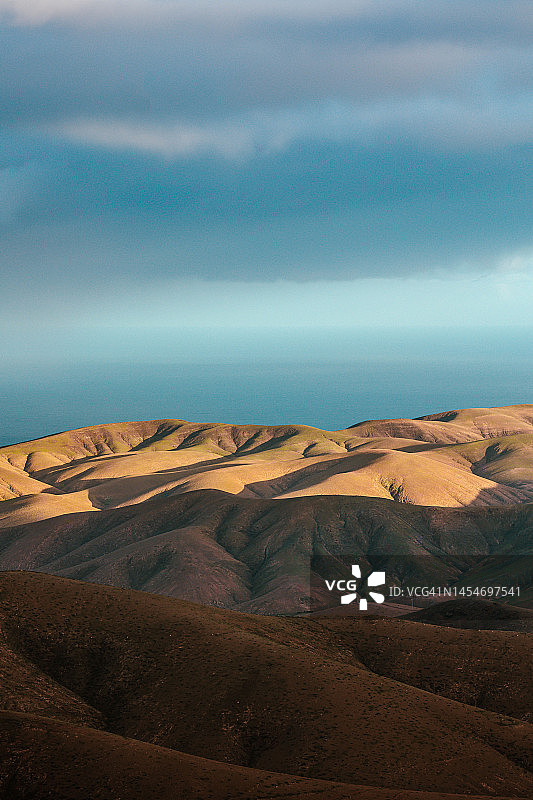 富埃特文图拉岛的干旱山脉远景，竖版长镜头图片素材
