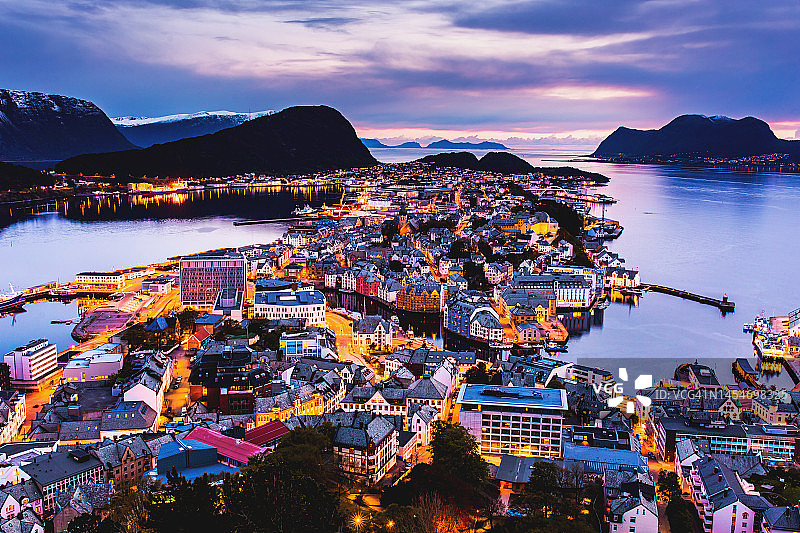 挪威奥勒松市的傍晚照片图片素材