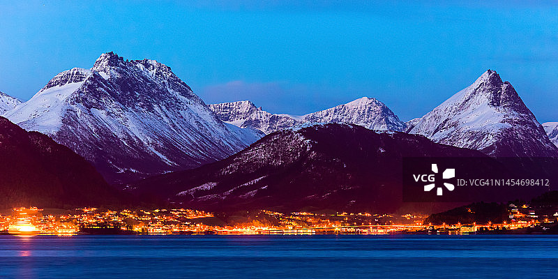 挪威奥勒松市的傍晚照片图片素材