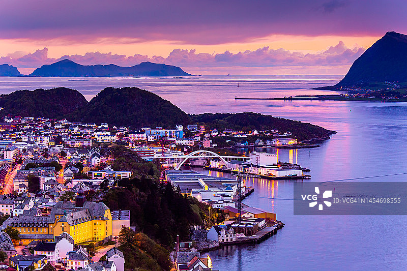 挪威奥勒松市的傍晚照片图片素材