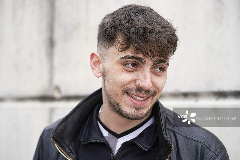 带着鼻环的年轻摇滚男笑着看着骑摩托车来赴约的女友图片素材