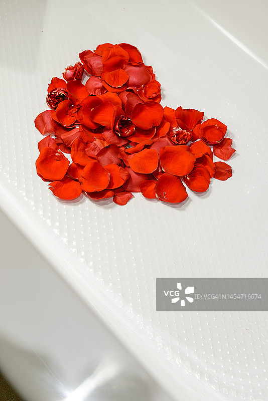 浴缸里心形玫瑰花瓣图片素材