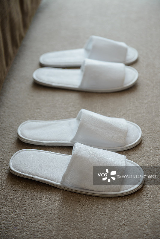两双白色毛巾酒店一次性拖鞋图片素材