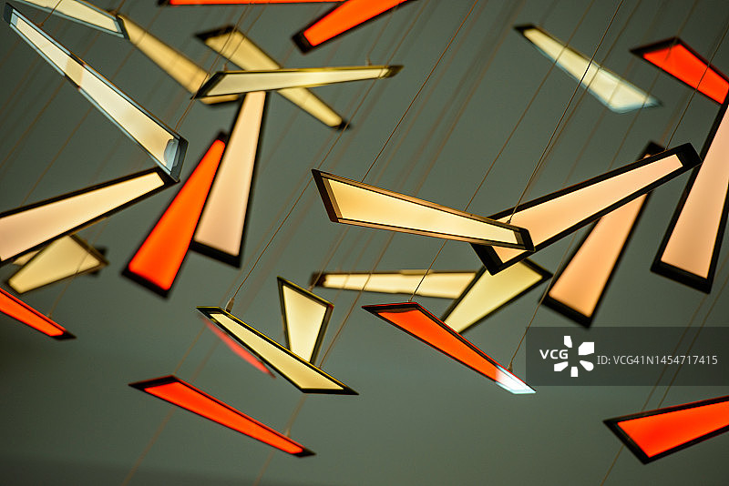 带装饰抽象图案的吊灯图片素材