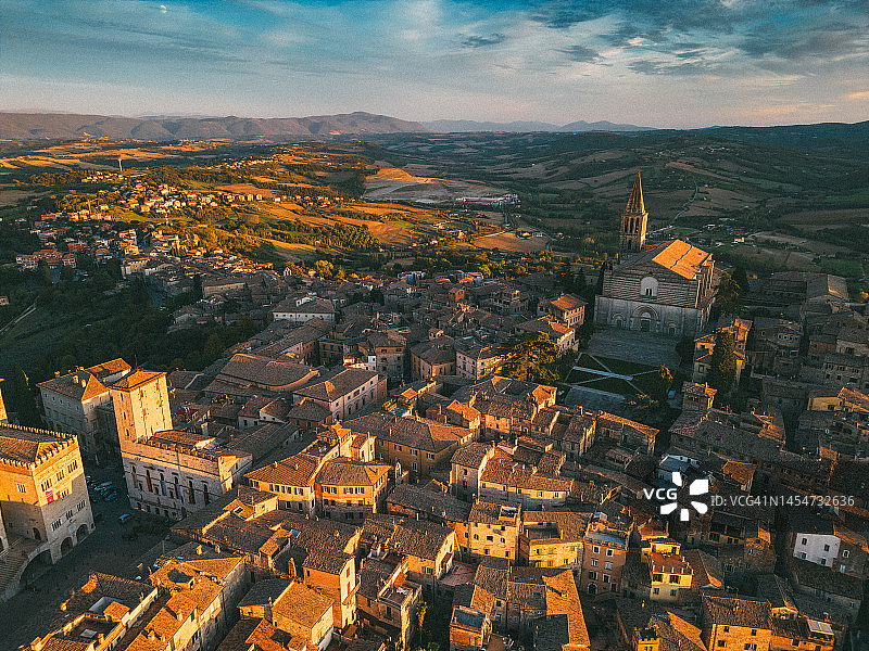 无人机拍摄的意大利古镇托迪图片素材