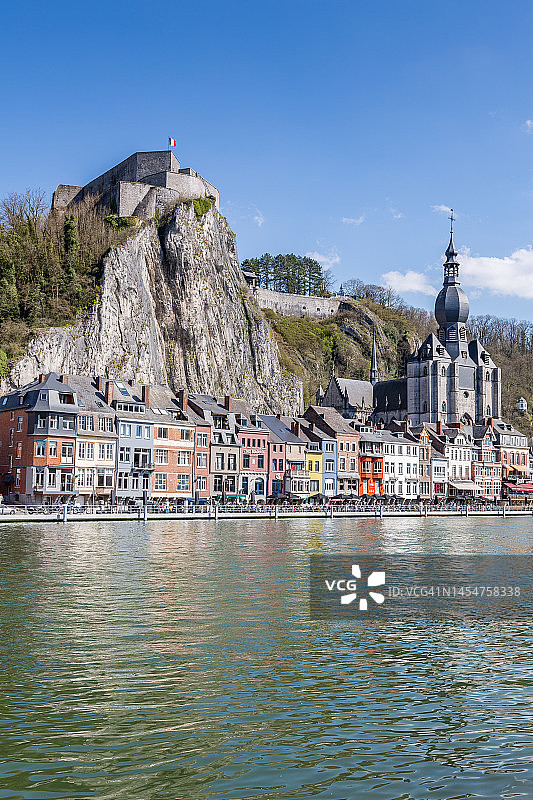 迪南市及其悬崖顶上的城堡图片素材