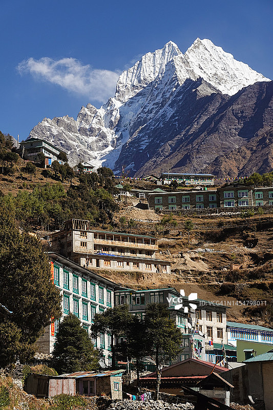 尼泊尔南崎巴扎的Thamserku山图片素材