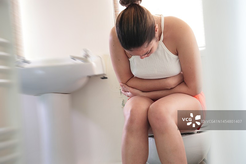 女人坐在马桶上图片素材