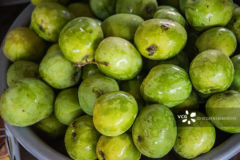在佛得角普拉亚市集上出售的乔宾热带水果图片素材
