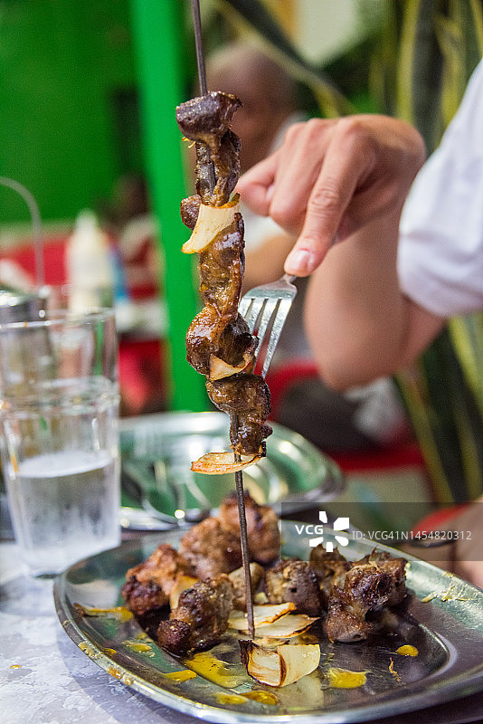 烤串上的烤肉和鸡胗滑落托盘图片素材