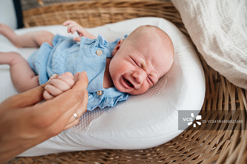 新生儿腹部绞痛哭闹图片素材