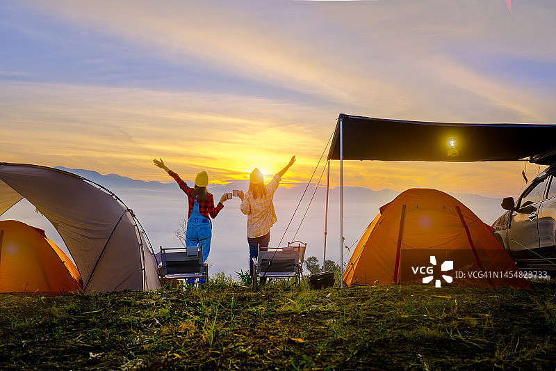 清晨山间薄雾图片素材