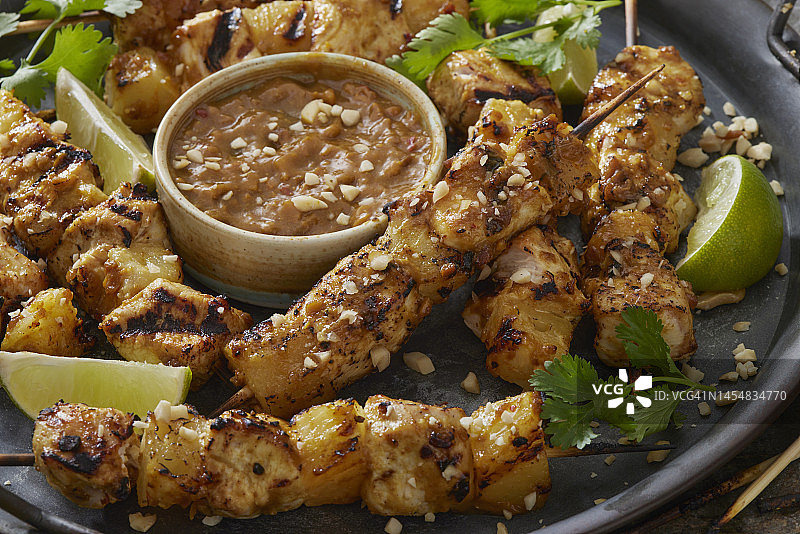 花生酱烤菠萝鸡肉串图片素材