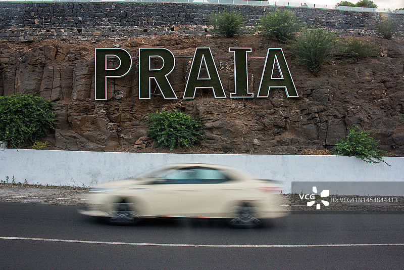 汽车驶过普拉亚标志图片素材