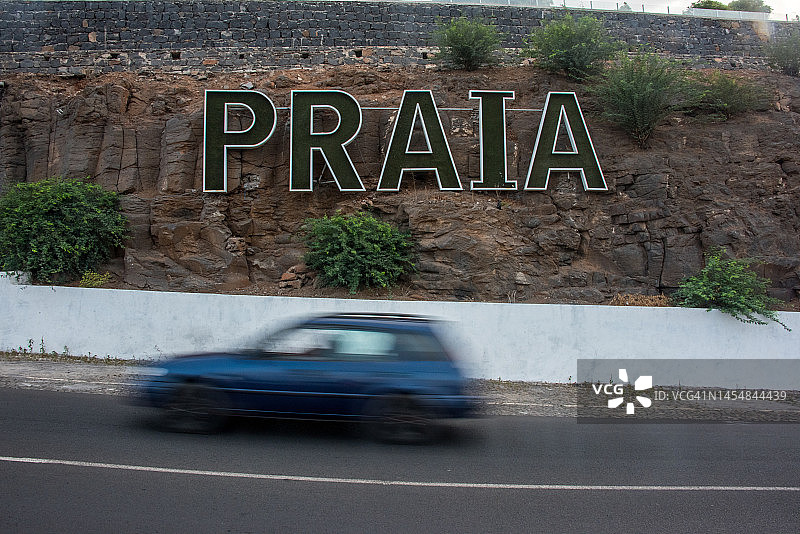 汽车驶过普拉亚标志图片素材