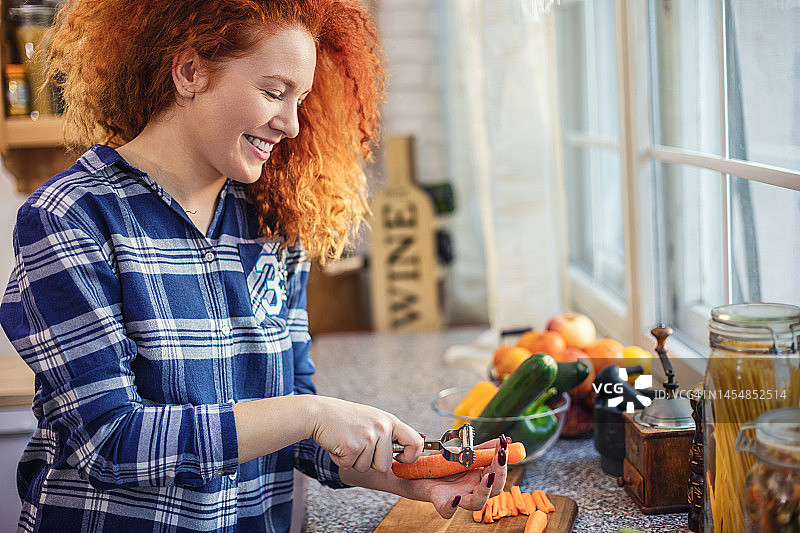 女人在厨房切菜图片素材