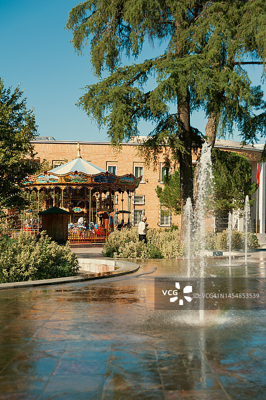 地拉那斯坎德培广场上的旋转木马和喷泉景色图片素材