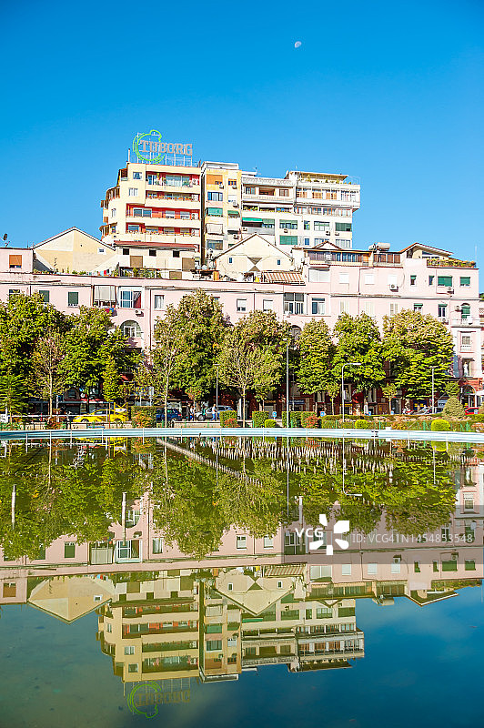 地拉那青年公园的喷泉和住宅楼图片素材