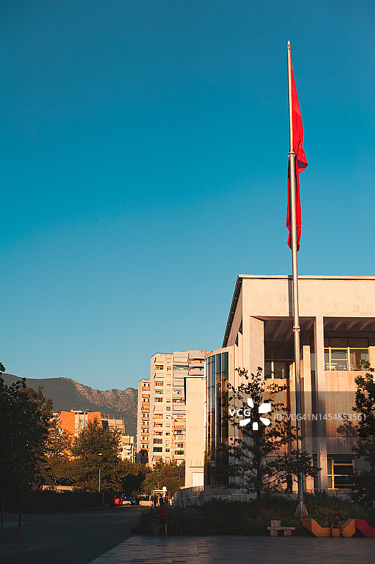 阿尔巴尼亚国旗与歌剧院图片素材