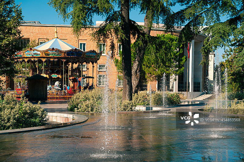 地拉那斯坎德培广场上的旋转木马和喷泉景色图片素材