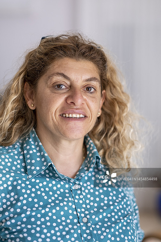 微笑的成熟女人图片素材