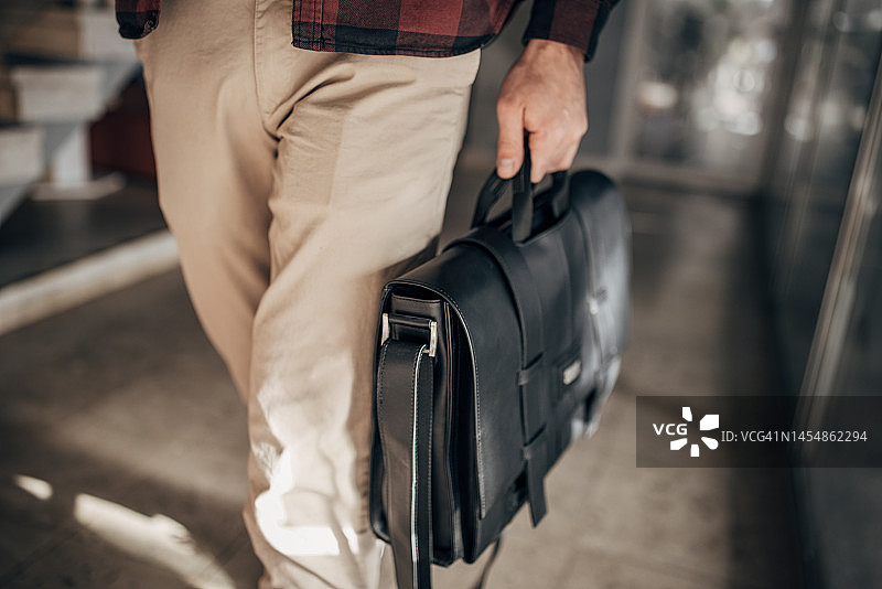 携带现代包的男人图片素材