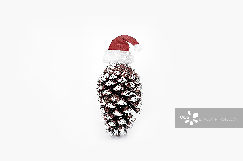 圣诞老人的帽子和松果图片素材