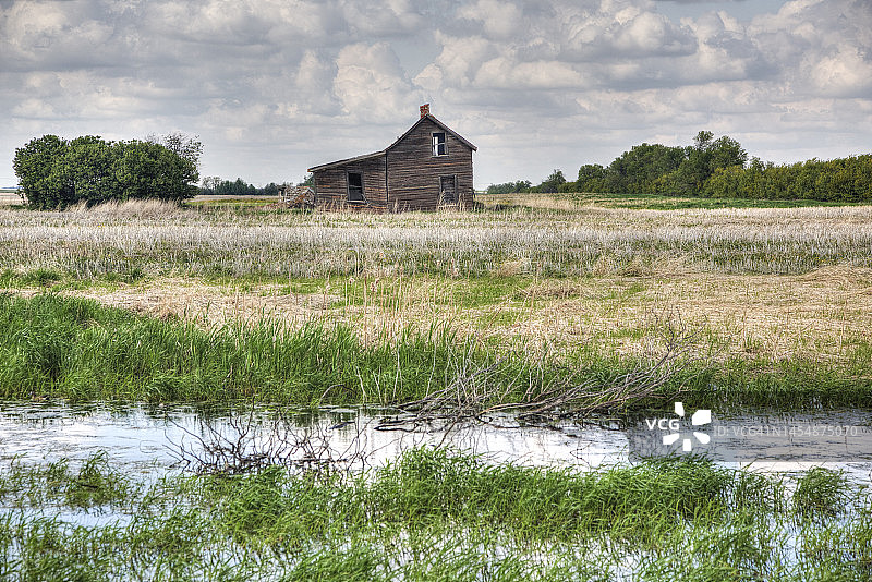 田野里废弃的老旧小屋图片素材
