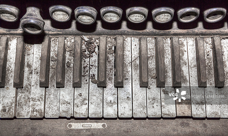 教堂管风琴的脏污琴键图片素材