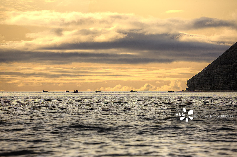 加拿大北极地区远处的充气船图片素材