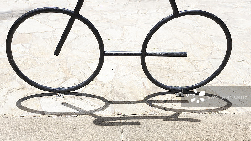 街道旁的现代自行车停放架图片素材