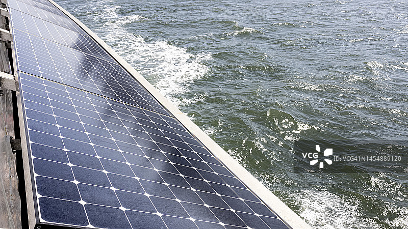 船上的太阳能电池板图片素材
