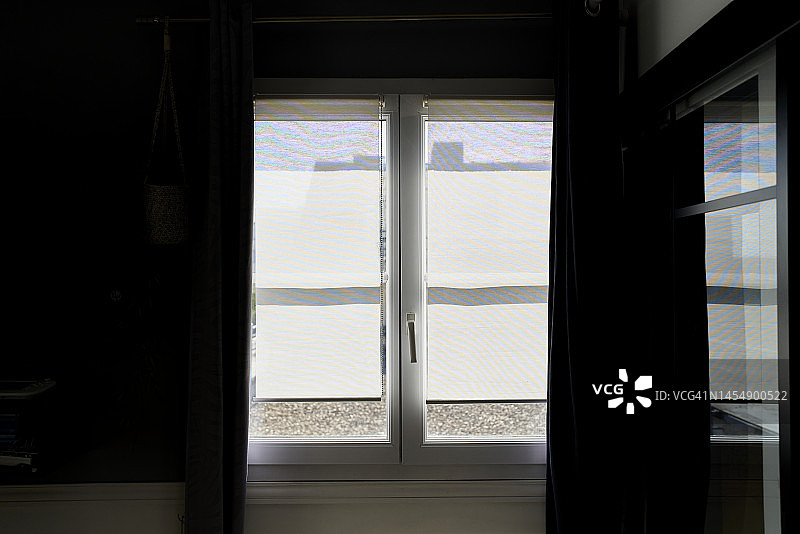 带有百叶窗和窗帘的房间窗户，可隔离阳光，深色墙壁图片素材