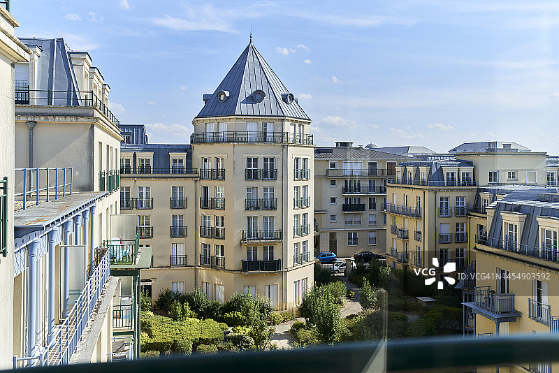 公寓阳台视角：晴朗春日下的欧式住宅楼图片素材