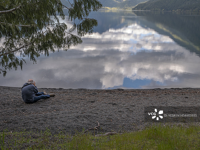 捕捉新月湖的倒影001图片素材