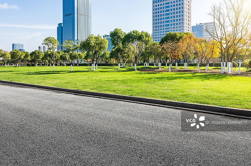 中国江苏无锡的城市道路与高楼图片素材